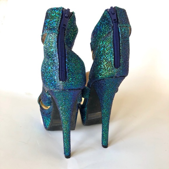 Qupid Iridescent Metallic Open Toe Plateform - Picture 3 of 7